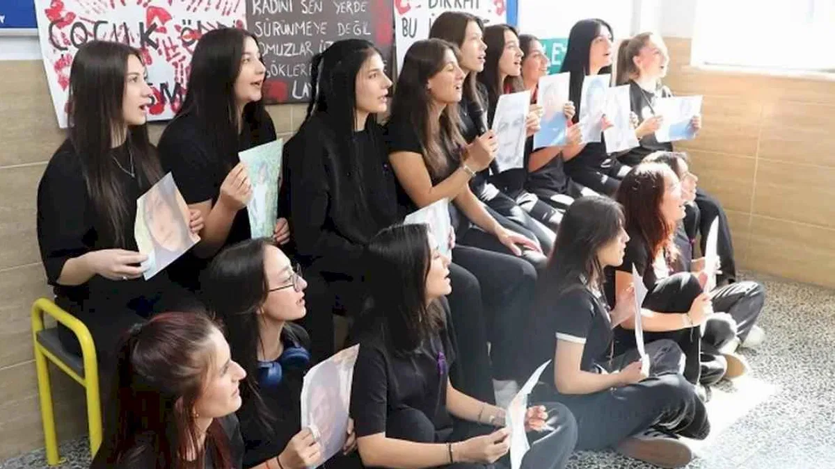 Bursa'da Yıldırımlı öğrencilerden 'Kadına Şiddete Hayır'