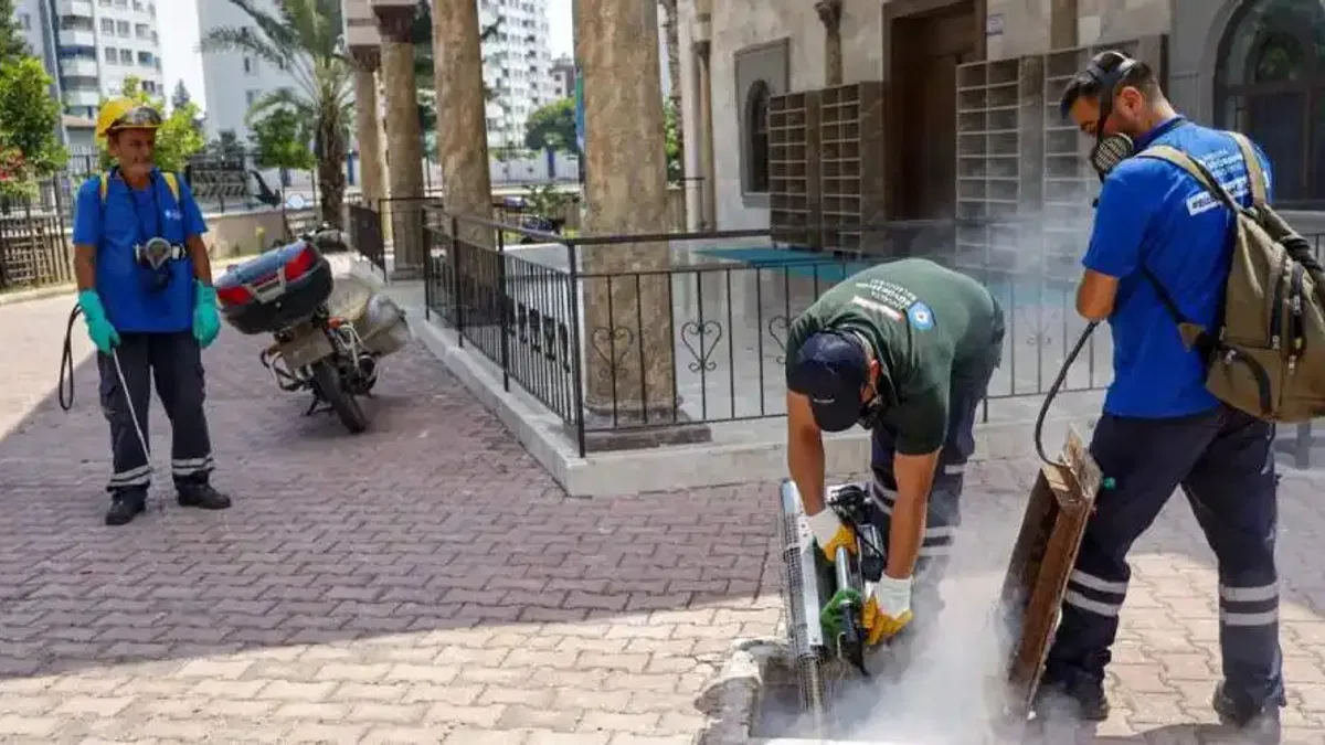 Antalya'da toplu kullanım alanlarına ilaçlama çalışması