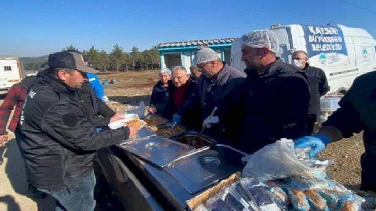 Depremzedeye Kayseri'den sıcak yemek