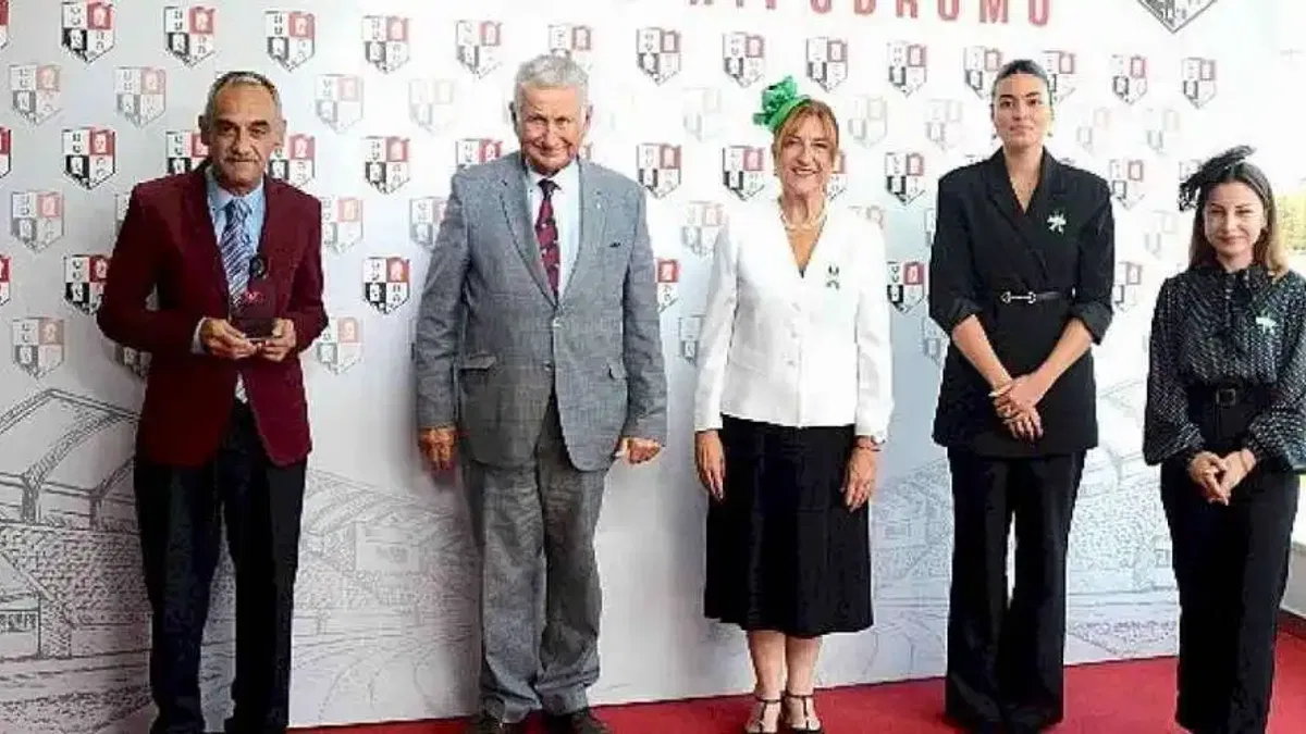 Veliefendi Hipodromu'nda Atlar Serebral Palsi İçin Dörtnala Koştu