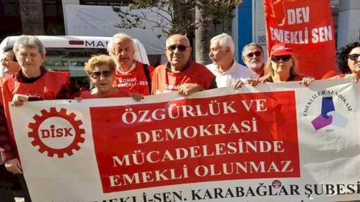 İzmir'de emeklilerden insanca yaşam talebi eylemi