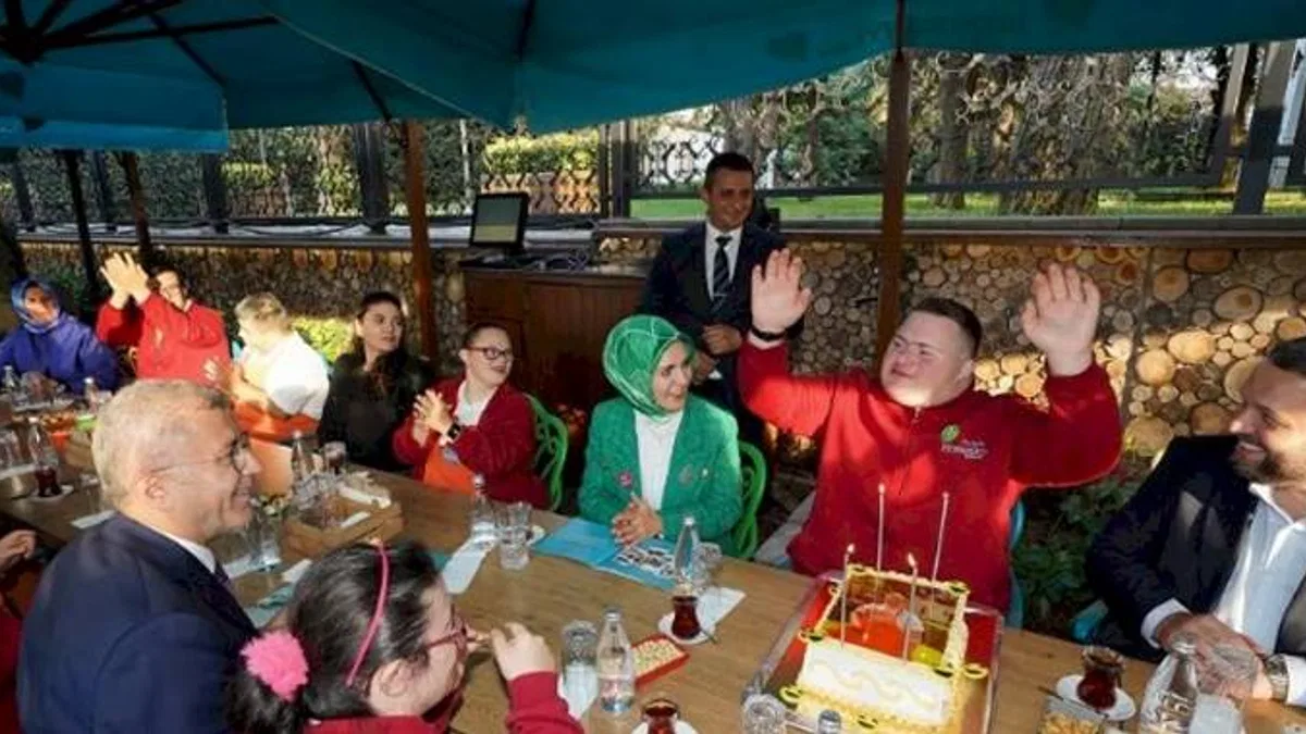 Bakan Göktaş down sendromlu gençlerle buluştu