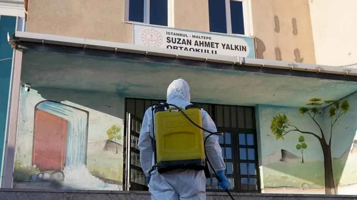 İstanbul Maltepe’de okullar dezenfekte ediliyor