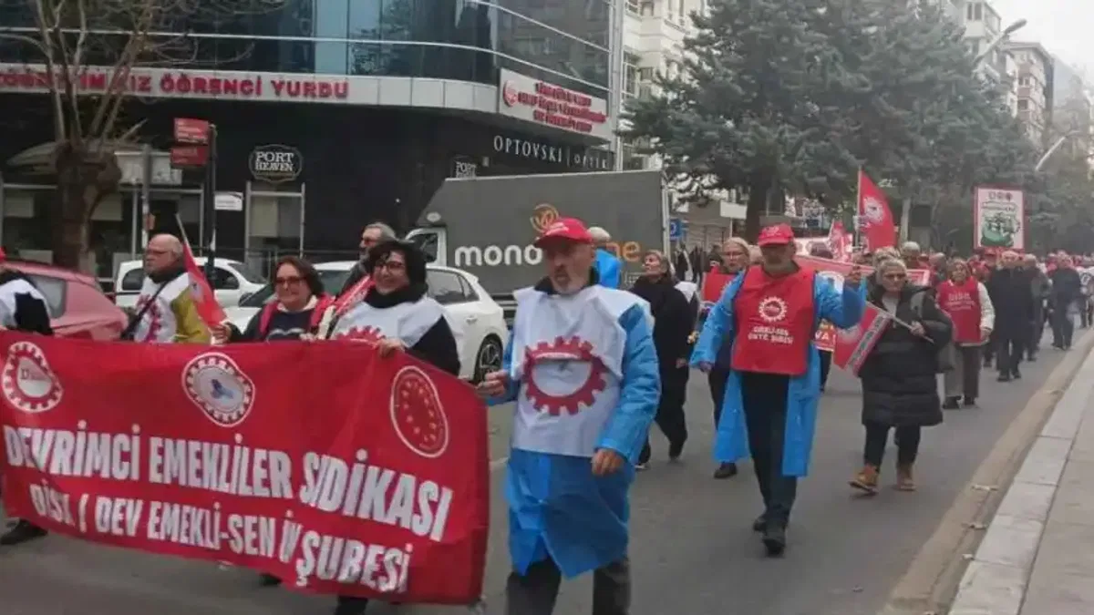 Emekliler Samsun'dan Ankara'ya yürüdü... Tandoğan Meydanı'nda hak mücadelesi