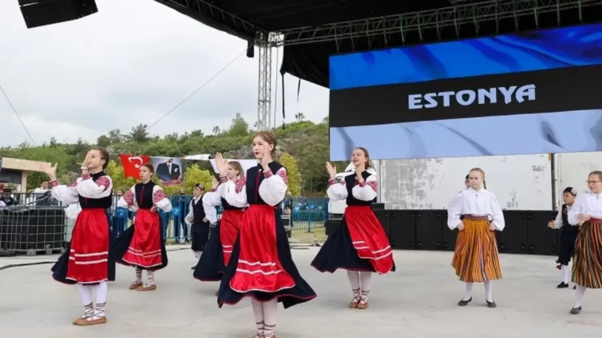 Antalya Çocuk Festivali renkli görüntülere sahne oldu