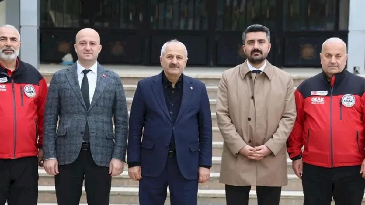Başkan Büyükgöz Hatay'da deprem şehitlerini andı