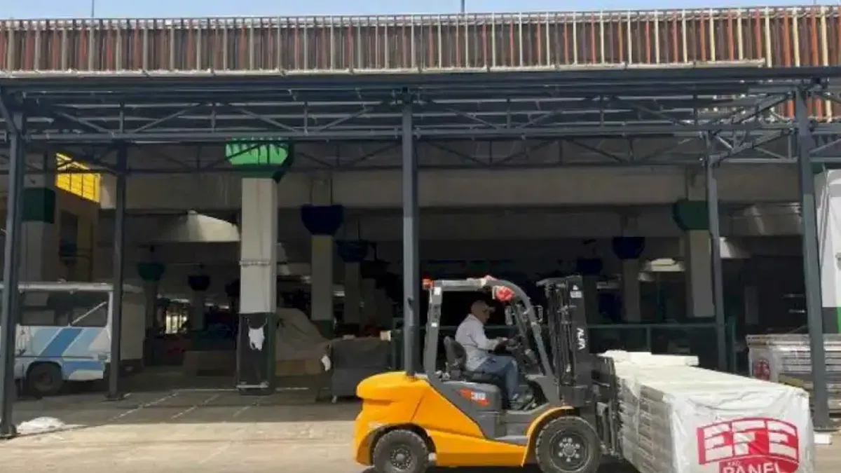 Pazar sundurmasına panel montajı yapılıyor