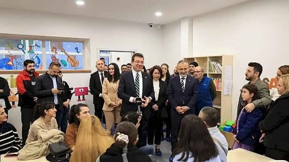 TBB ve İBB Başkanı Ekrem İmamoğlu, Eyüpsultan'daki Yuvamız İstanbul Çocuk Etkinlik Merkezi'nde miniklerle sohbet etti, velilerle dertleşti.