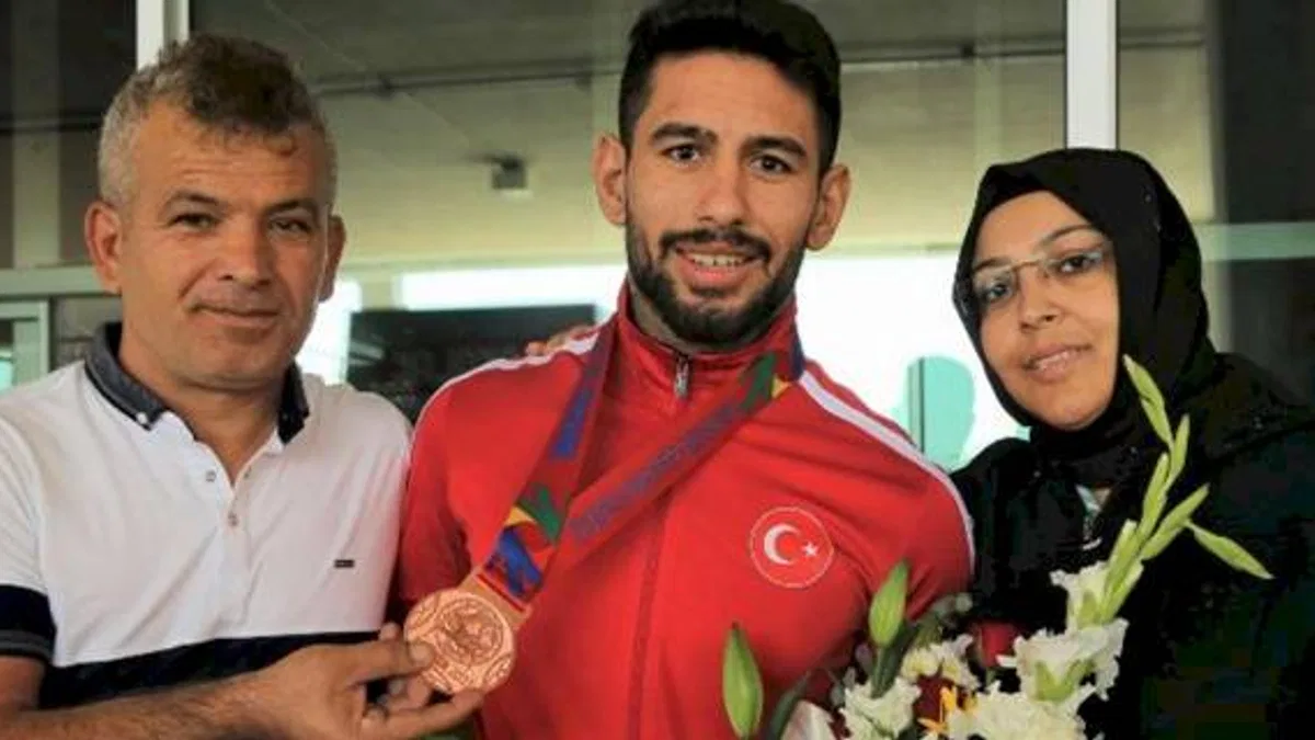 Dünya 3.'sü olan milli güreşçi Bayraktar yurda döndü