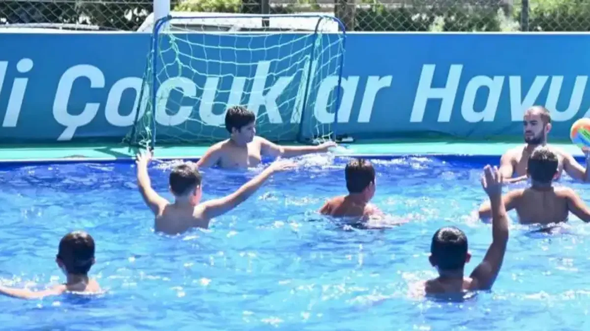 Manisa’da portatif havuzlarla ücretsiz yüzme keyfi