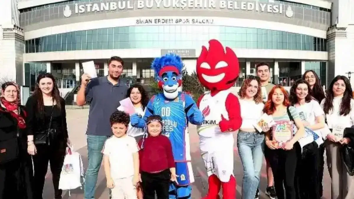 Basketbol maçına bilet yerine kitapla geldiler!