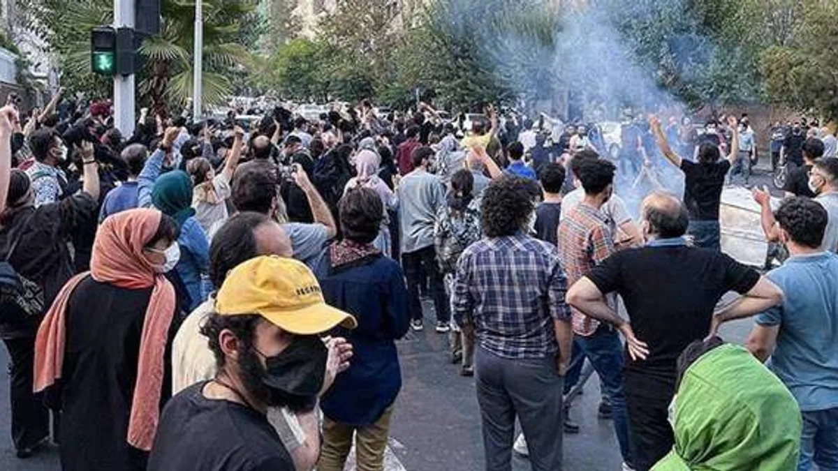 İran'da akaryakıt zammı protestolarının 3. yılı dolayısıyla düzenlenen eylemler devam ediyor