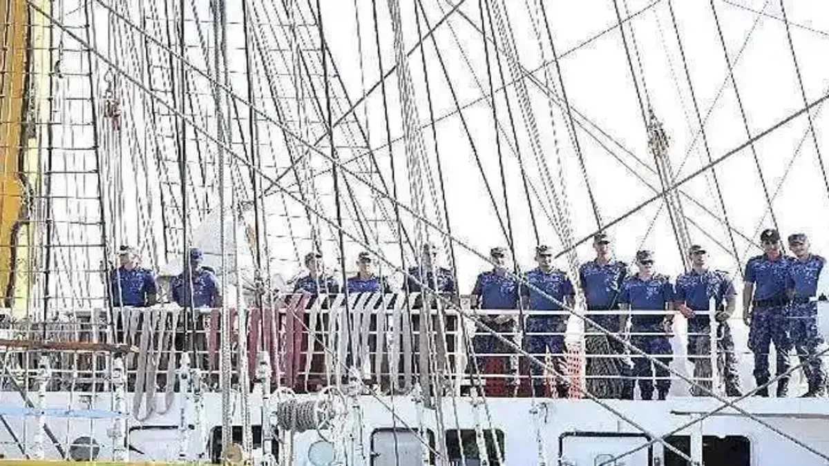 Tarihi gemiyi Torbalı Belediye bandosu karşıladı