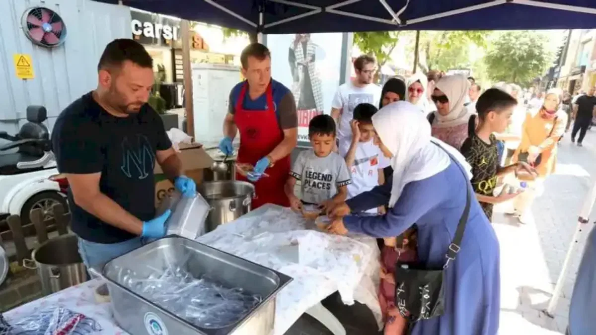 Odunpazarı Belediyesi’nden vatandaşlara aşure ikramı