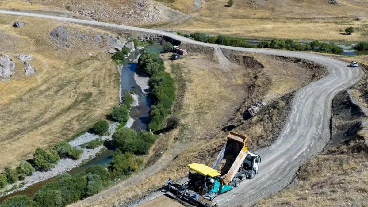 Van Çatak’ta sıcak asfalt yol çalışması başladı