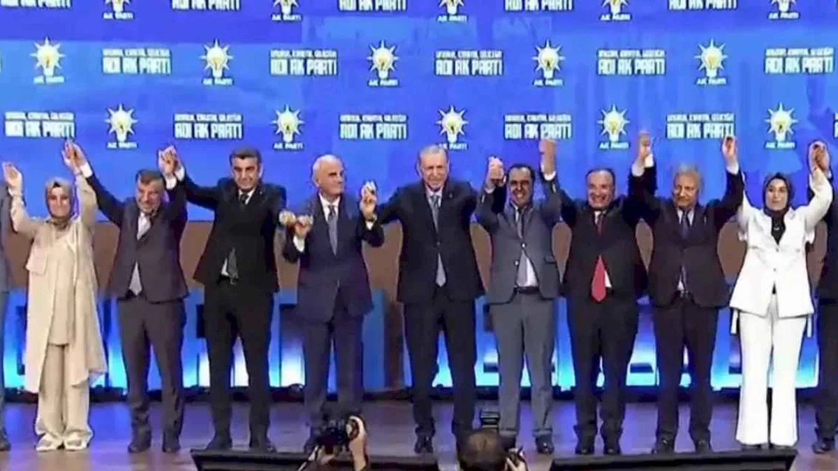 13 belediye başkanı ve 2 milletvekili AK Parti'ye geçti