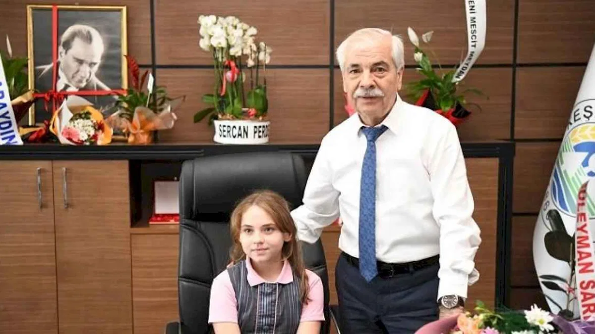 Başkan Özcan, makamını ilkokul öğrencisi Ceren Şen’e devretti