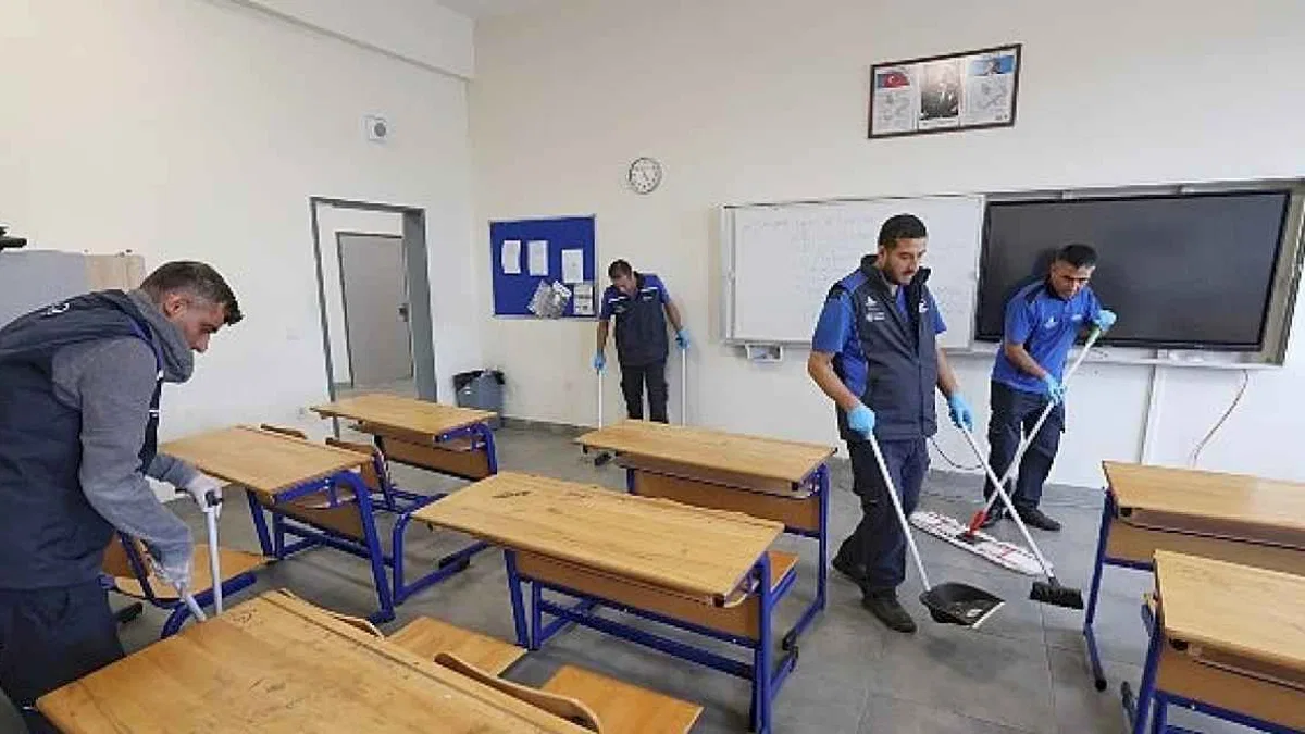 İBB, Bir Haftada 65 Bin Öğrencinin Okulunu Temizledi