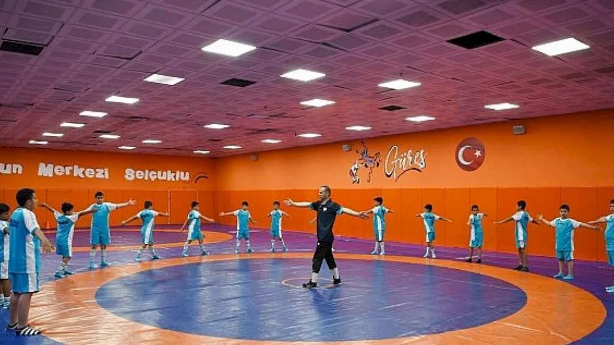 Selçuklu Belediyesi tarafından düzenlenen ve 5 bin 814 öğrencinin eğitim göreceği Kış Spor Okullarında ilk eğitim 5 Ekim Cumartesi günü başladı