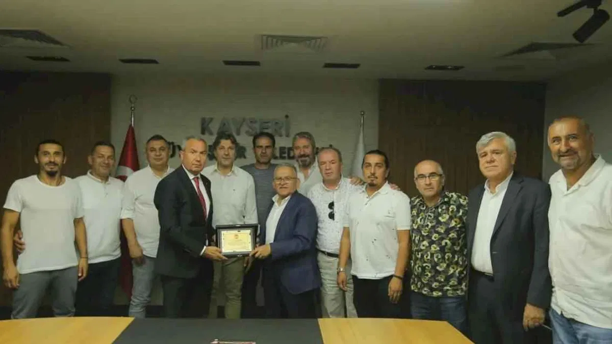 TÜRFAD Kayseri'den Büyükkılıç'a plaket