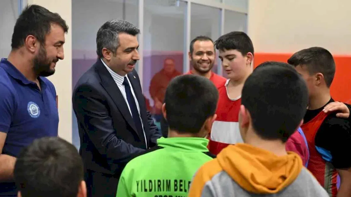 Bursa Yıldırım'da Başkan Yılmaz şampiyon güreşçilerle buluştu