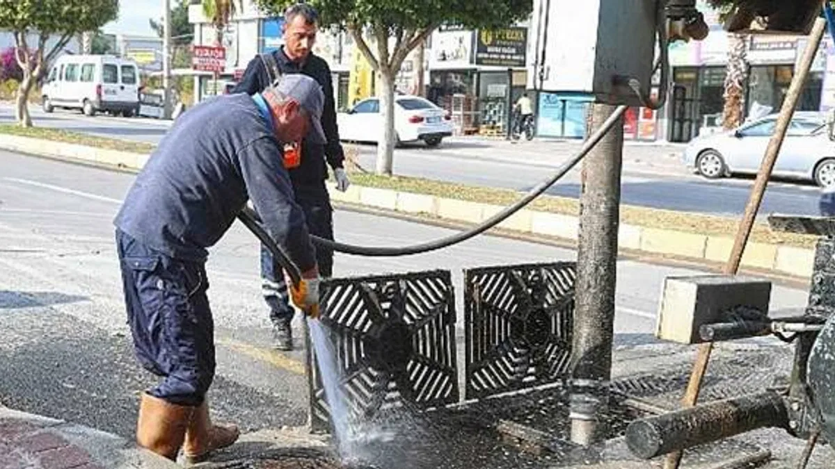 Büyükşehir Belediyesi yağmur sezonu öncesi mazgal temizliği çalışmalarını sürdürüyor
