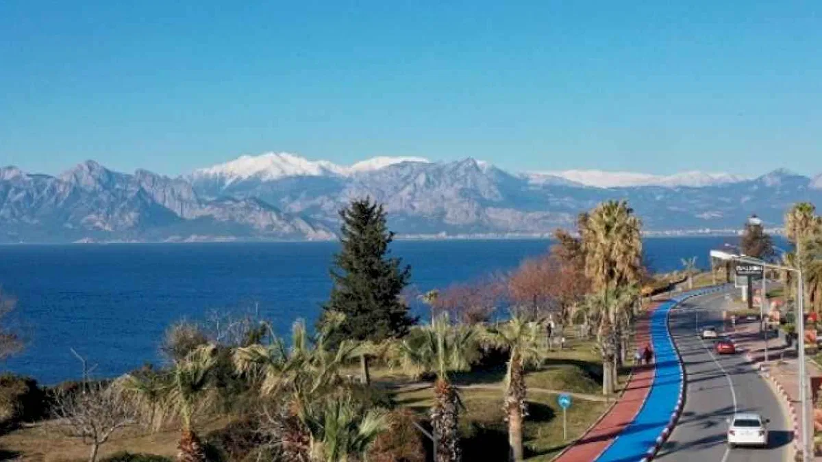 Muratpaşa'da bisiklet yolu yenileniyor