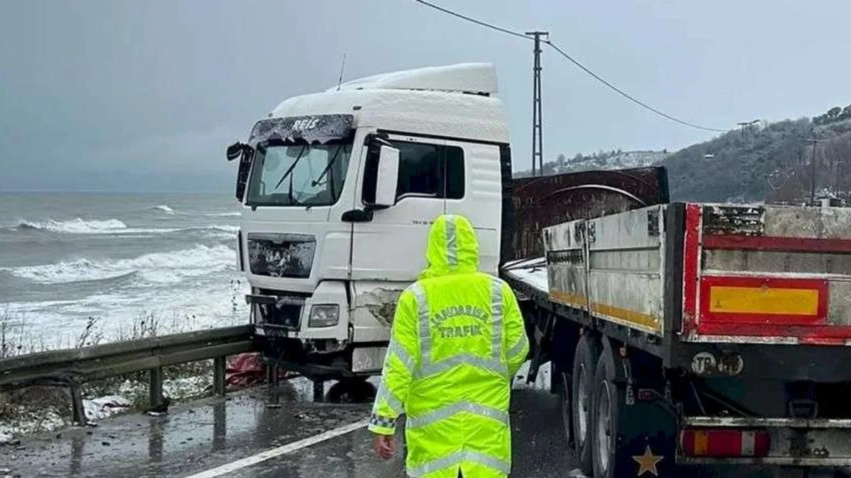 Düzce'de Akçakoca-Kocaali karayolunda tır makasladı! Ulaşım kontrollü sağlanıyor