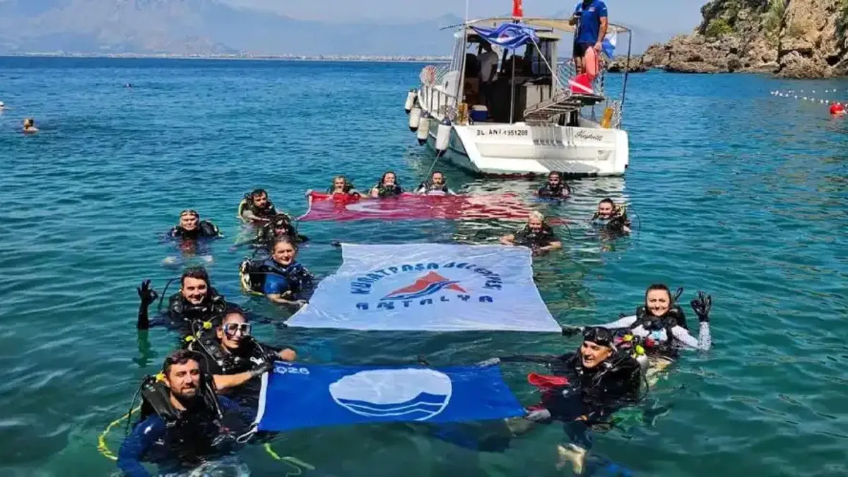 Antalya Muratpaşa'da Erenkuş Plajı'nda deniz dibi temizliği