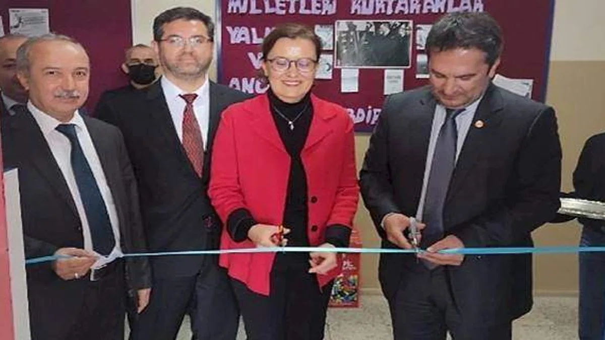 İzmir Cengiz Aytmatov Sosyal Bilimler Lisesinde "Atatürk Kitaplığı" Açıldı