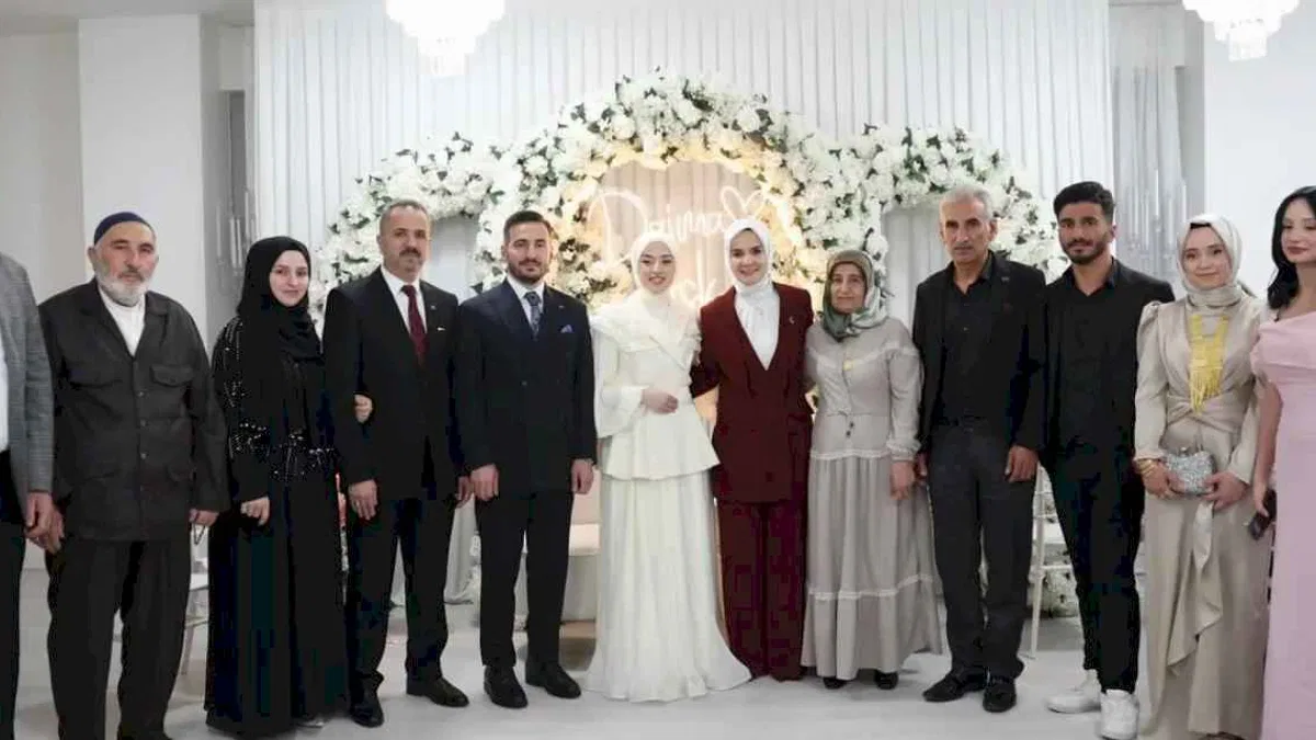 Bakan Göktaş, gence kız istedi!