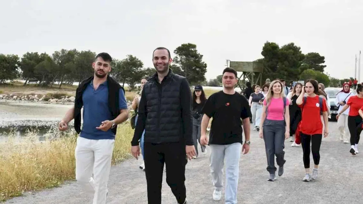İzmir Çiğli’de gençlik Atatürk için yürüdü