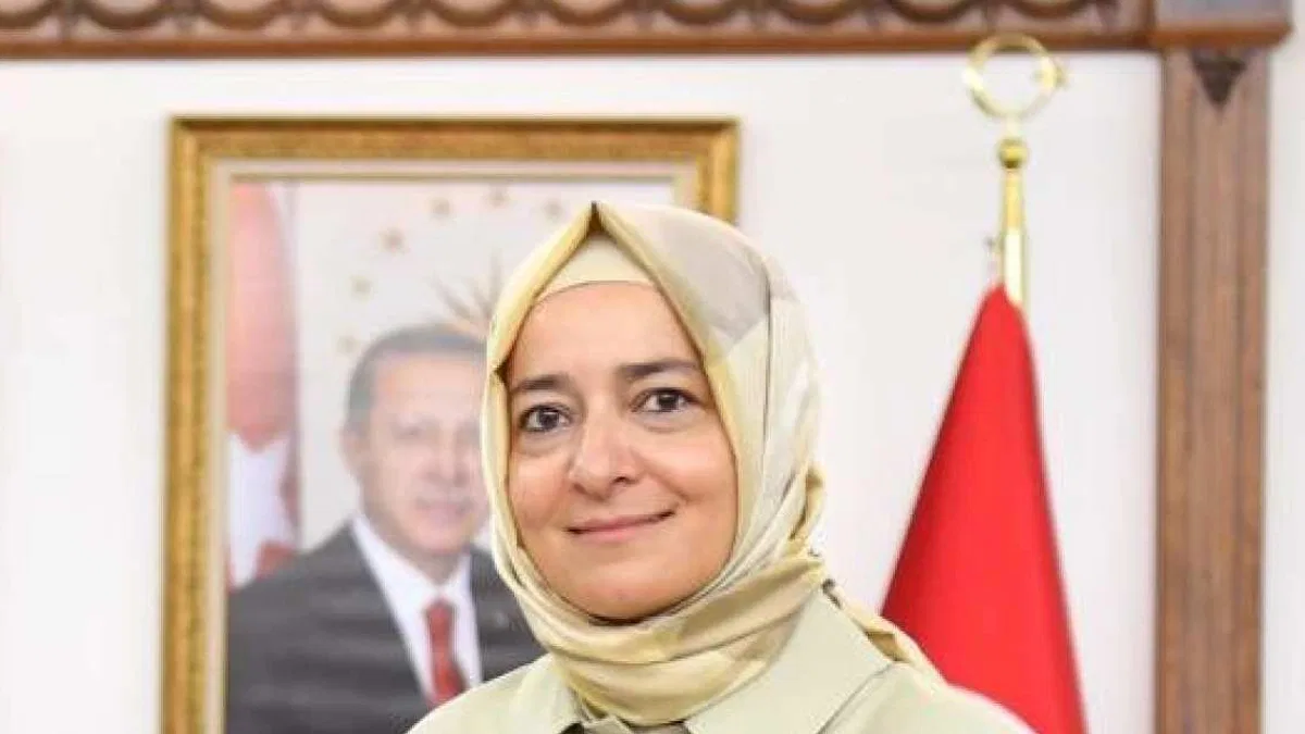 Betül Sayan Kaya tüm görevlerinden affını istedi