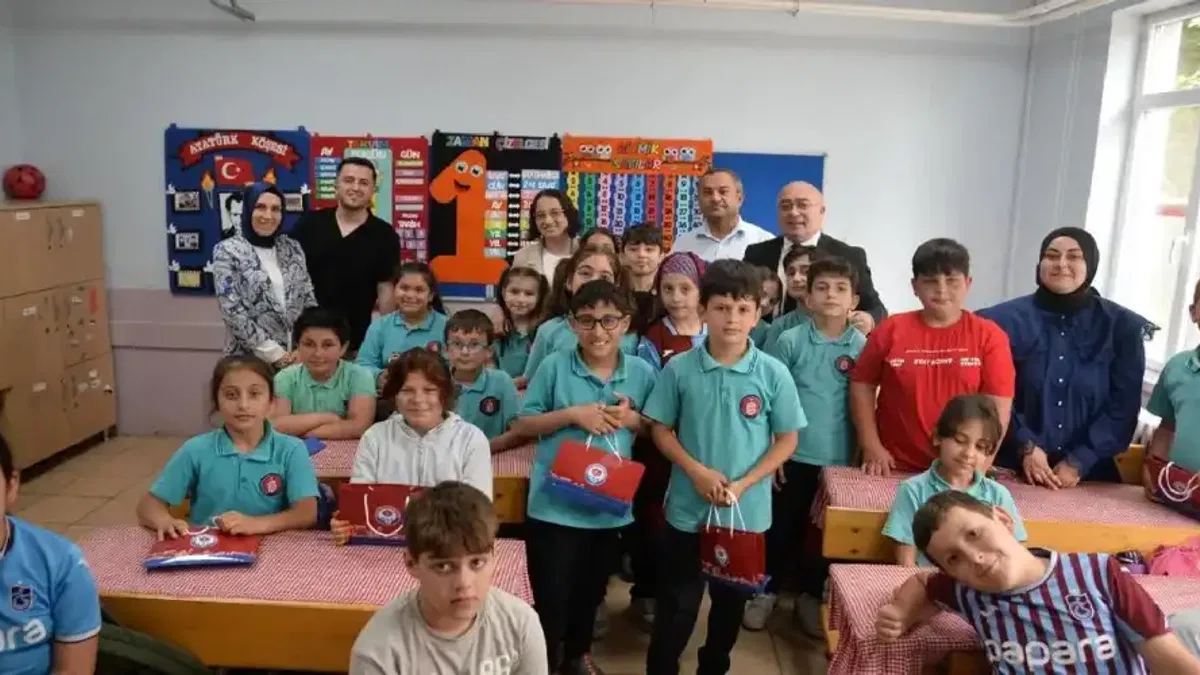 Trabzon Büyükşehir'in 'Akran Nezaketi' eğitimleri sürüyor