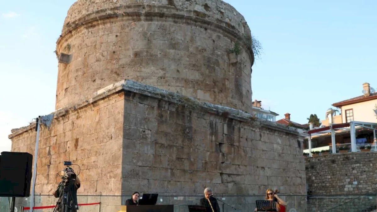 Antalya Hıdırlık Kulesi’nde gün batımı konserleri