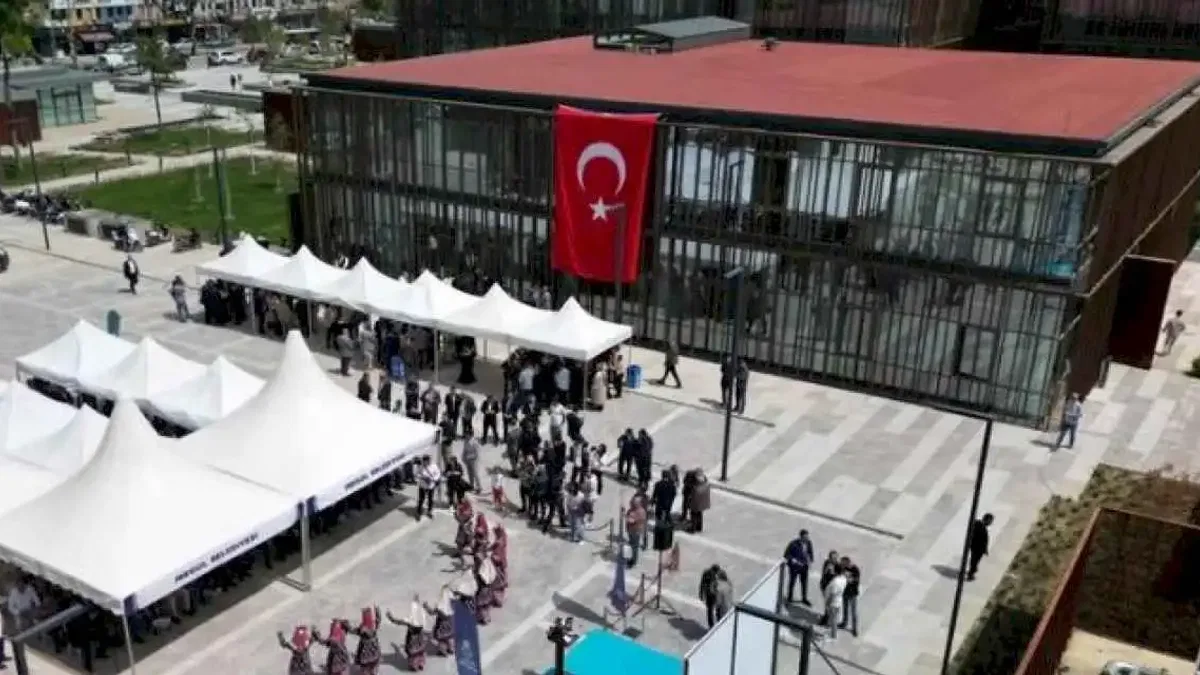 İnegöl'ün yeni nöbetçi kitaphanesi açıldı