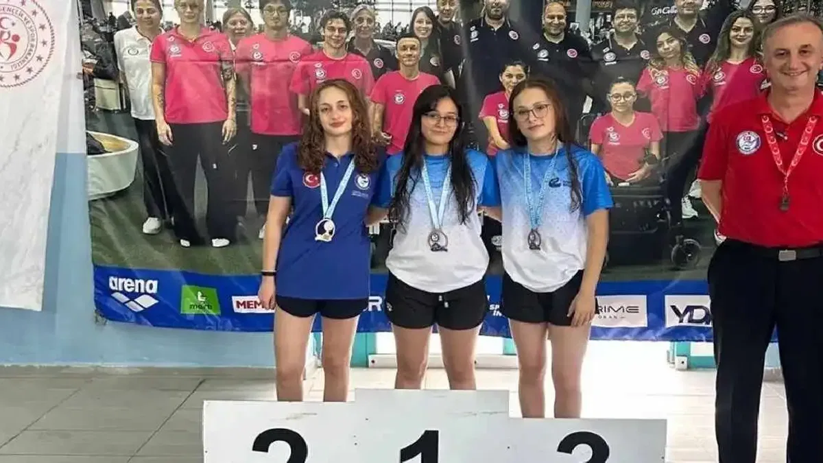 Eskişehirli üç yüzücü Avrupa’da Türkiye için kulaç atacak