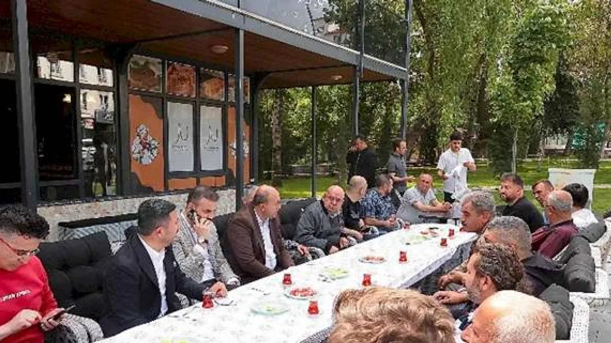 Başkan Arı İstiklal Caddesi’nde esnaflarla bir araya geldi