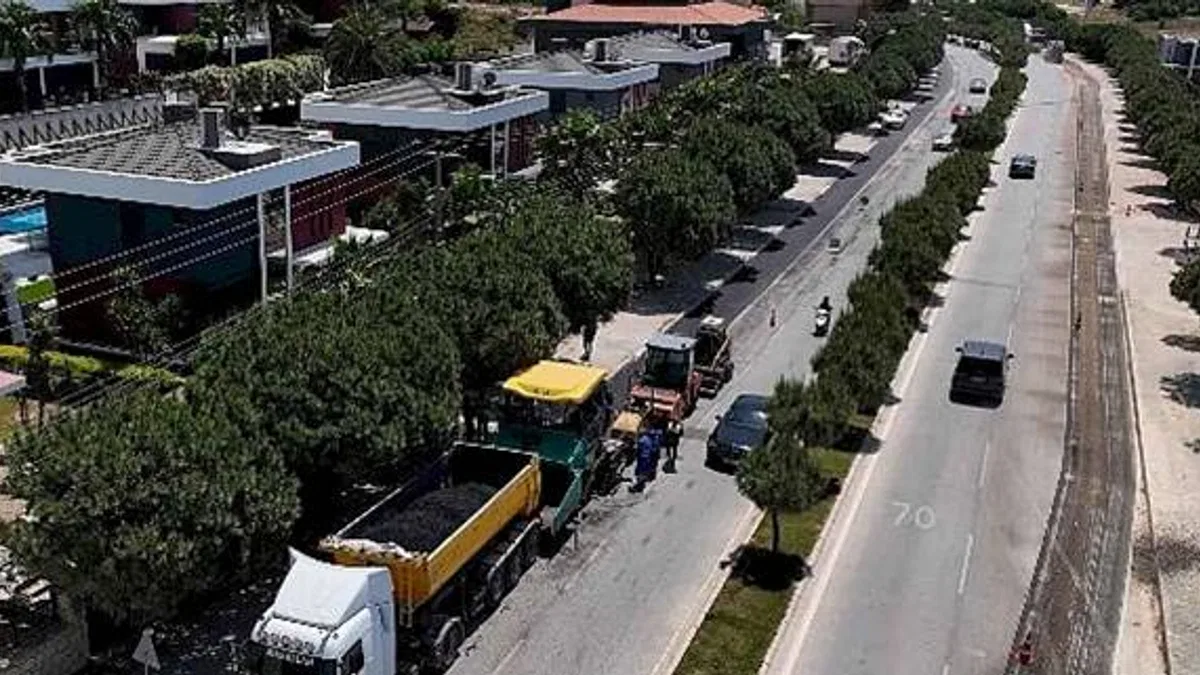 Üç ilçede 14 km yol asfaltlanıyor İzmir Büyükşehir Belediyesi asfalt atağı başlattı