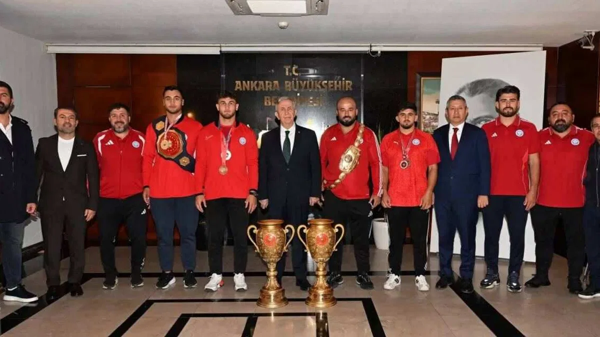 Mansur Yavaş ASKİ Spor’lu başarılı güreşçileri ağırladı