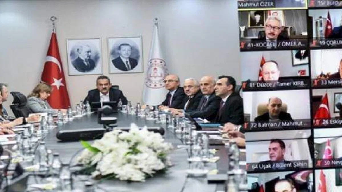 Bakan Özer 71 ilin müdürleriyle toplandı