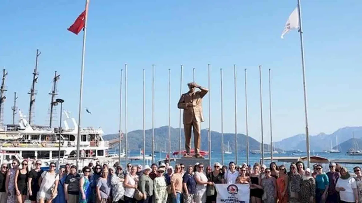 Yüzme öğrenen kadınlar Marmaris’te denizle buluştu