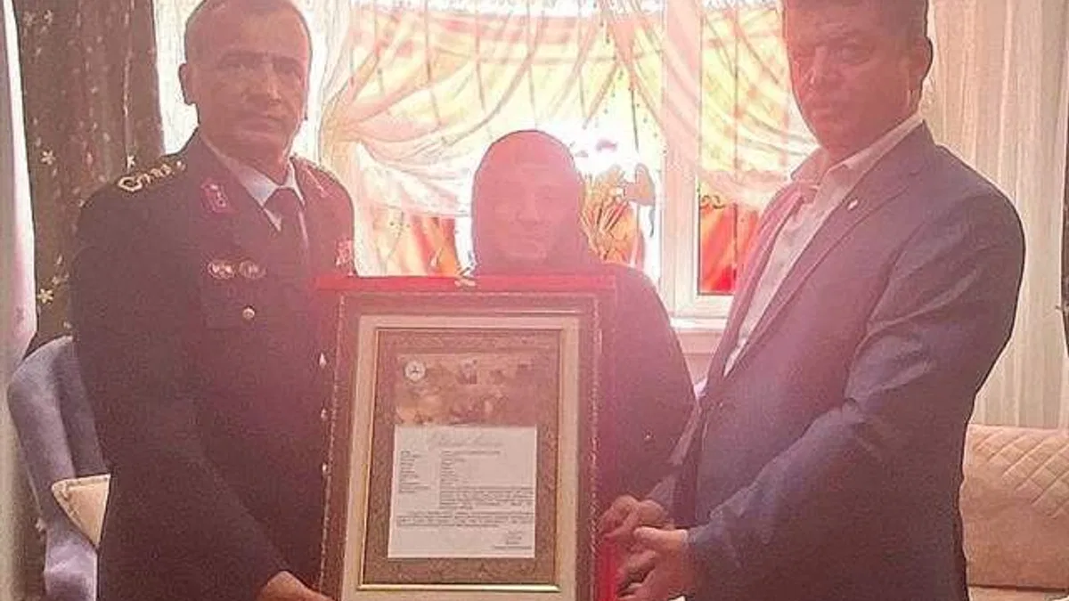 Şehit Astsubay Kıdemli Çavuş Oğuzhan Arduç'un ailesine şehadet belgesi verildi