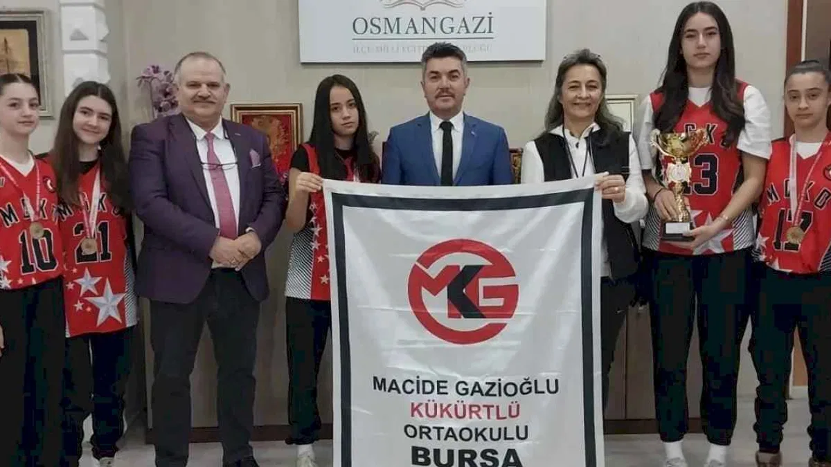 Macide Gazioğlu Ortaokulu'ndan bir günde üç şampiyonluk