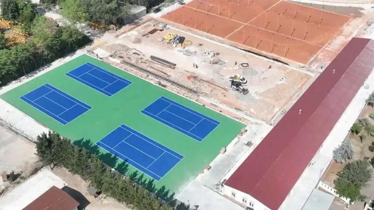Kocaeli'de Tenis Merkezi’nde balon kortlar boyandı
