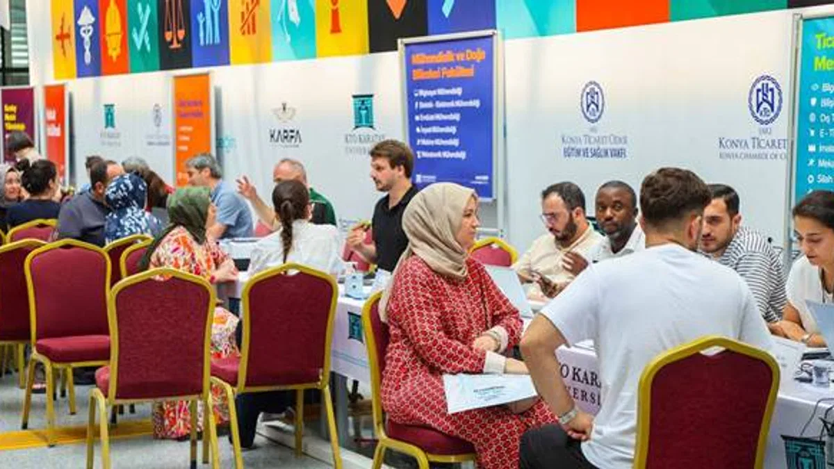 KTO Karatay Üniversitesi, tercih ve tanıtım günlerinde üniversite adayları ve ailelerinin yanında