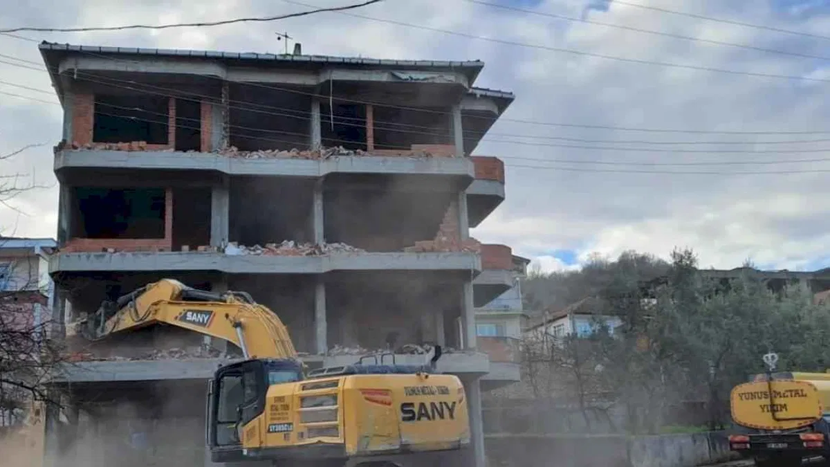 Kocaeli Gölcük'te  depreme dayanıksız binalardan arındırılıyor