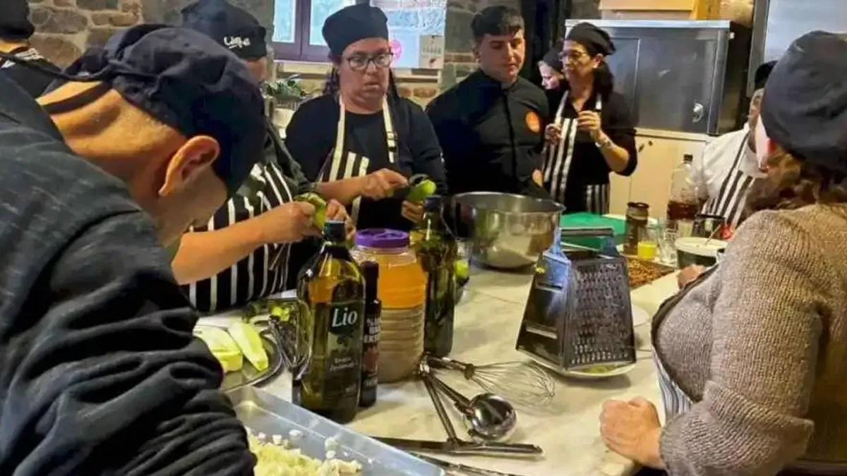 Şef Rıfat Yurttaş işitme engelli kursiyerlerle Ege yemekleri yaptı