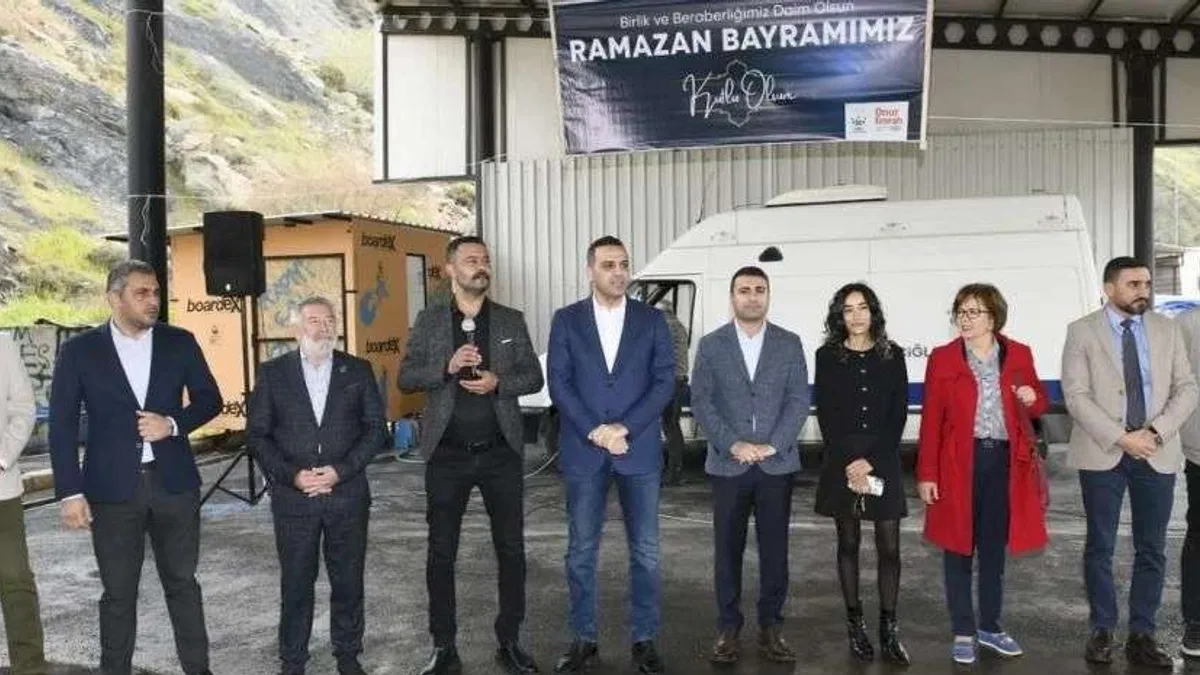 İzmir Çiğli'de Başkan Yıldız personelle bayramlaştı
