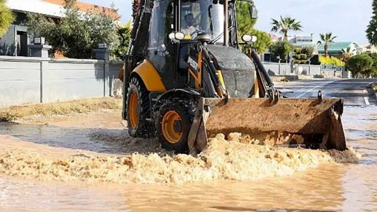 Çeşme Belediye ekipleri yoğun yağışa karşı sahada